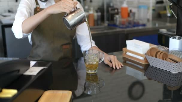 Concepto Negocio Mujer Está Vertiendo Cuidadosamente Vaso Resolución — Vídeo de stock