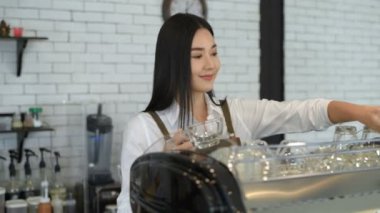 İş konsepti. Garson kahve dükkanı açmadan önce ekipmanı hazırlıyor. 4k Çözünürlüğü.