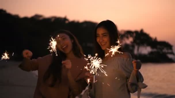 Concetto Vacanza Ragazza Sta Giocando Gioiosamente Vicino Fuochi Artificio Sulla — Video Stock