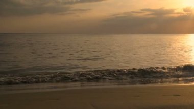 Tatil konsepti. Sahilde yürüyen anne ve kızının silueti. 4k Çözünürlüğü.