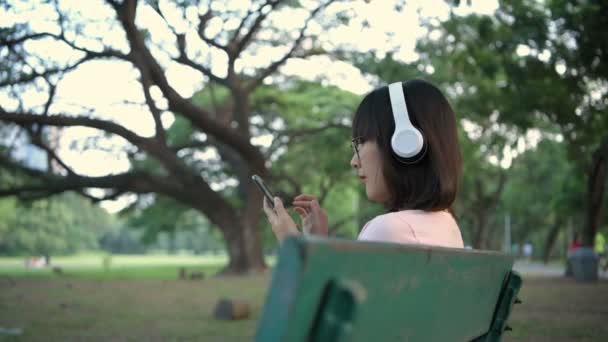 Tourism Concept Asian Woman Listening Music Park Resolution — Stock Video