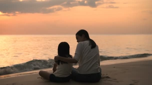 Concepto Vacaciones Silueta Madre Hija Sentadas Hablando Playa Resolución — Vídeo de stock