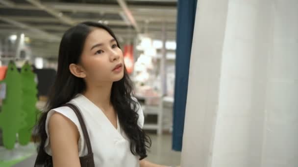 Concept Shopping Une Femme Asiatique Achète Des Rideaux Dans Centre — Video