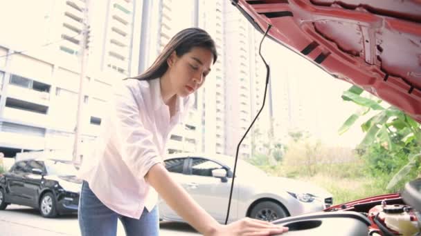 Travel Concept Asian Woman Serious Because Her Car Has Problem — Stock Video