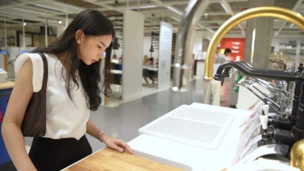 Concept Shopping Une Asiatique Achète Robinet Dans Grand Magasin Résolution — Video