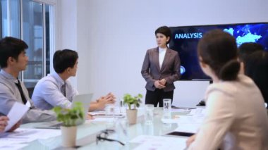 İş kavramları. Toplantıda kıdemli işadamları sunum yapacak. 4k Çözünürlüğü.