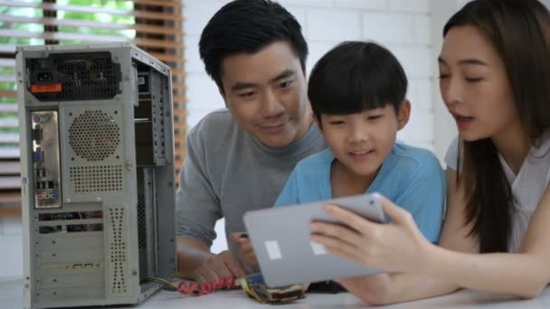 Conceitos Aprendizagem Pais Estão Encorajando Seus Filhos Aprender Reparar Computadores — Vídeo de Stock