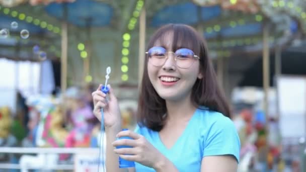 Conceito Férias Meninas Bonitas Estão Jogando Bolhas Sabão Parque Diversões — Vídeo de Stock