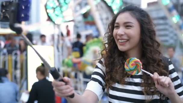 Turismbegreppet Flickan Har Kul Selfie Nöjesparken Upplösning — Stockvideo