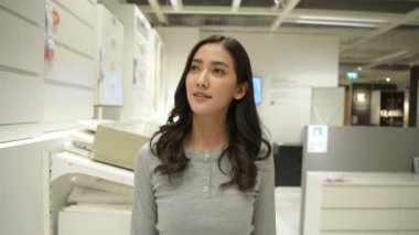 Alışveriş konsepti. Kız alışveriş merkezindeki mallara bakmak için yürüyor. 4k Çözünürlüğü.