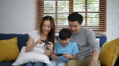 Aile kavramı. Ebeveynler ve oğulları eğlenceli oyunlar oynuyorlar. 4k Çözünürlüğü.