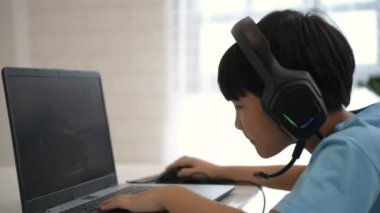 E-spor konsepti. Çocuklar evde eğlenerek oyun oynuyorlar. 4k Çözünürlüğü.