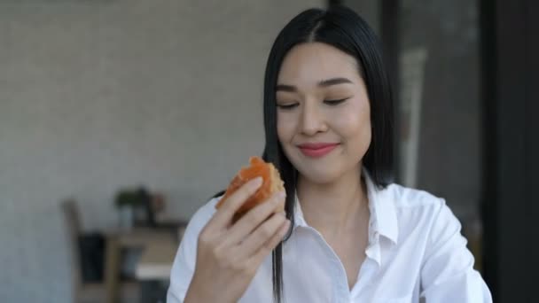 Conceito Férias Jovens Mulheres Comendo Bolos Deliciosos Resolução — Vídeo de Stock