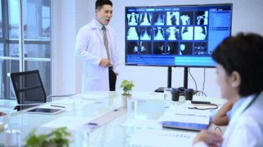 Tıbbi kavramlar. Doktor muayenehanede buluşacak. 4k Çözünürlüğü.