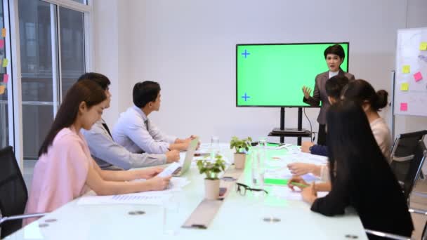 Concepto Negocio Mujeres Presentando Trabajo Sala Reuniones Monitor Verde Resolución — Vídeo de stock