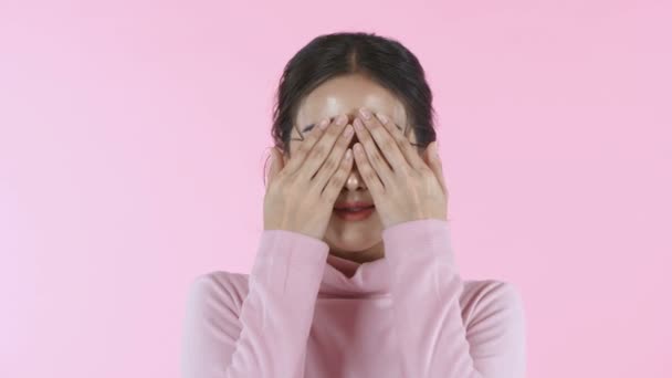 美丽的概念 美丽的亚洲女孩惊讶地睁开眼睛看着粉色的背景 4K分辨率 — 图库视频影像