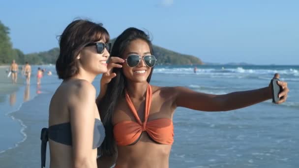 Conceito Férias Duas Mulheres Bonitas Estão Divertindo Tirando Fotos Praia — Vídeo de Stock