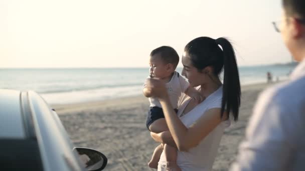 休日の概念 ビーチで赤ちゃんと遊んでいる両親 4K分解能 — ストック動画