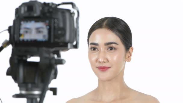 Beauty Konzept Eine Schöne Frau Modelliert Einem Weißen Studio Auflösung — Stockvideo