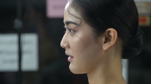 Conceito Beleza Maquiador Está Adicionando Beleza Mulheres Asiáticas Resolução — Vídeo de Stock