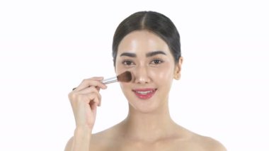 Güzellik konsepti. Asyalı bir kadın, fırçalı makyaj malzemesidir. 4k Çözünürlüğü.