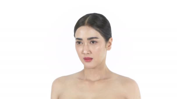 美丽的概念 一名亚洲妇女因白种人背景的压力而头疼 4K分辨率 — 图库视频影像