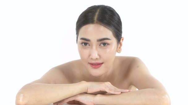 美しさの概念 白い背景をしたアジア系の女性が微笑んだ 4K分解能 — ストック動画