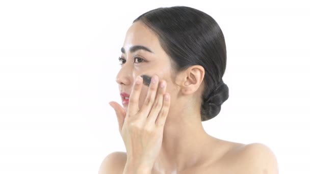 美しさの概念 白い背景に泥で顔を隠すアジアの女性 4K分解能 — ストック動画