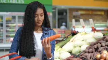 Alışveriş kavramları. Asyalı kadınlar alışveriş merkezinde alışveriş yapıyorlar. 4k Çözünürlüğü.