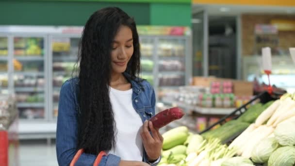 ショッピングのコンセプト アジアの女性はモールで野菜を買っている 4K分解能 — ストック動画