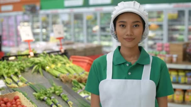 Conceitos Compras Uma Mulher Asiática Está Vendendo Legumes Uma Loja — Vídeo de Stock