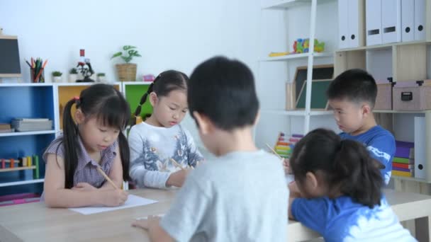 Conceitos Educacionais Grupo Crianças Está Usando Sua Imaginação Para Desenhar — Vídeo de Stock