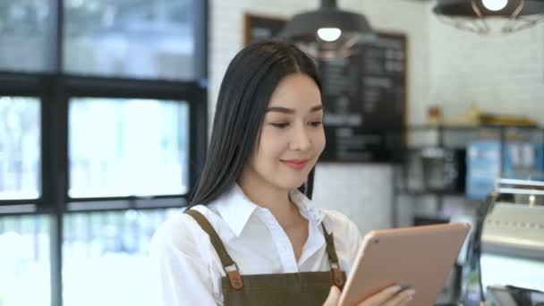 Koncepcja Kawiarni Kelnerka Przyjmuje Zamówienia Klientów Tabletem Kawiarni Rozdzielczość — Wideo stockowe