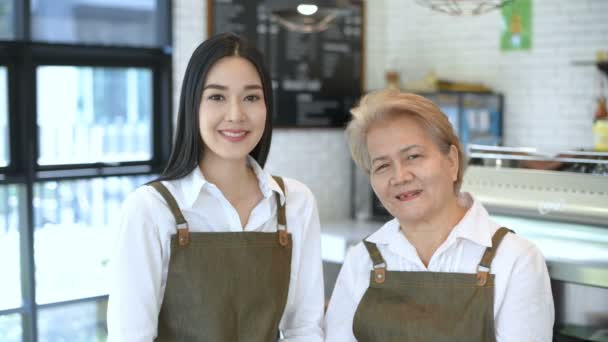 Kaffeaffärskoncept Kaféägaren Höjer Skylten För Öppnandet Tjänsten Upplösning — Stockvideo