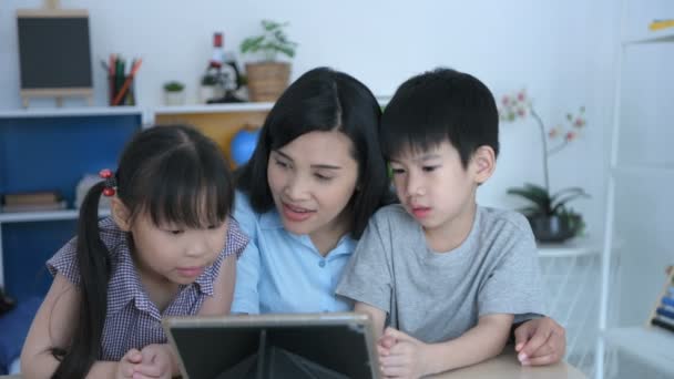 Bildungskonzepte Die Lehrerin Testet Die Kinder Mit Einem Tablet Klassenzimmer — Stockvideo