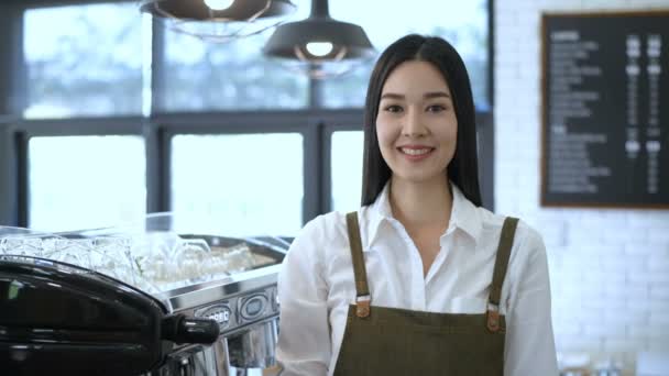 Café Konzept Der Coffeeshop Besitzer Hebt Gerade Das Schild Für — Stockvideo