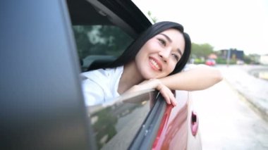 Seyahat Konsepti. Güzel Asyalı kadınlar yol manzarasının keyfini çıkarıyorlar. 4k Çözünürlüğü.
