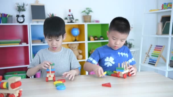 Konsep Pendidikan Sekelompok Anak Laki Laki Bermain Mainan Kayu Kelas — Stok Video