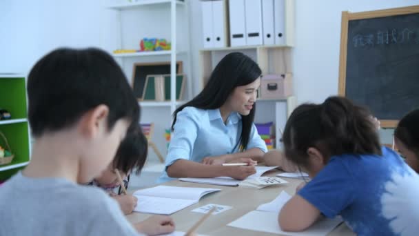 중국어 당신의 이름은 무엇입니까 선생님은 얼굴로 교실에서 아이들에게 중국어를 가르치고 — 비디오