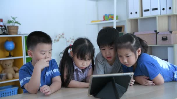 Oktatási Koncepciók Gyerekeket Érdekli Tanulás Egy Táblagéppel Osztályteremben Fényes Mosolygós — Stock videók
