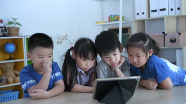 Uddannelsesbegreber Børn Interesserede Lære Med Tablet Klasseværelset Med Lys Smiley – Stock-video