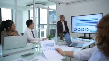 İş kavramları. Şirket ortakları ofiste toplanıyor. 4k Çözünürlüğü.