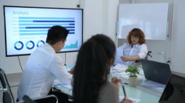 Seminer konseptleri. Toplantı odasında engelli iş adamları sunum yapıyor. 4k Çözünürlüğü.