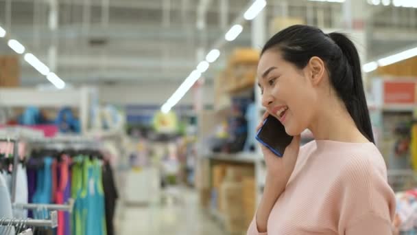 Köpkoncept Asiatisk Kvinna Pratar Telefon Köpcentret Upplösning — Stockvideo
