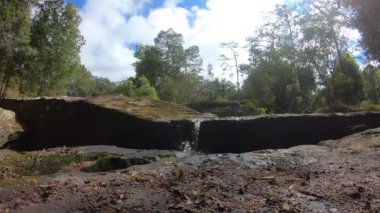 Zaman aşımı. Kurak mevsim, Wang Kwang şelalesi, Phu Kradueng, Loei Eyaleti, Tayland. 4k Çözünürlüğü.