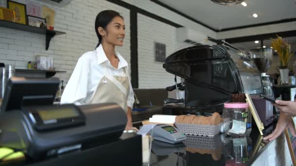 Concepto Cafetería Cliente Acepta Café Paga Con Teléfono Móvil Resolución — Vídeos de Stock