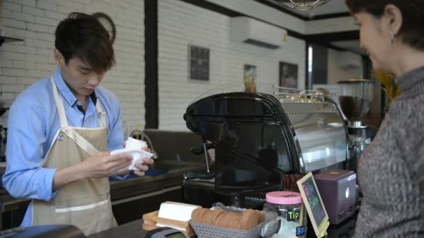 コーヒーショップのコンセプト 男性社員が客を呼んでいる 4K分解能 — ストック動画