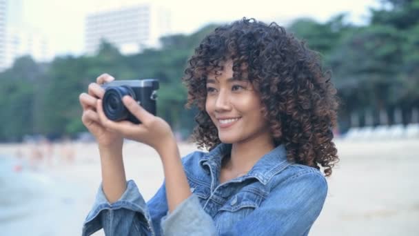 Vakantie Concept Mooi Meisje Maakt Graag Foto Het Strand Resolutie — Stockvideo