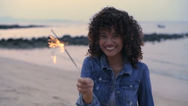 Ferienkonzept Eine Schöne Frau Beim Feuerwerk Strand Auflösung — Stockvideo