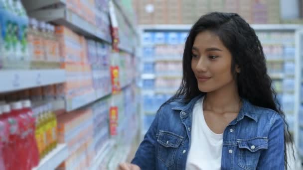 Αγοραστικές Ιδέες Όμορφη Κοπέλα Βάζει Προϊόντα Στο Καλάθι Ανάλυση 4Ια — Αρχείο Βίντεο